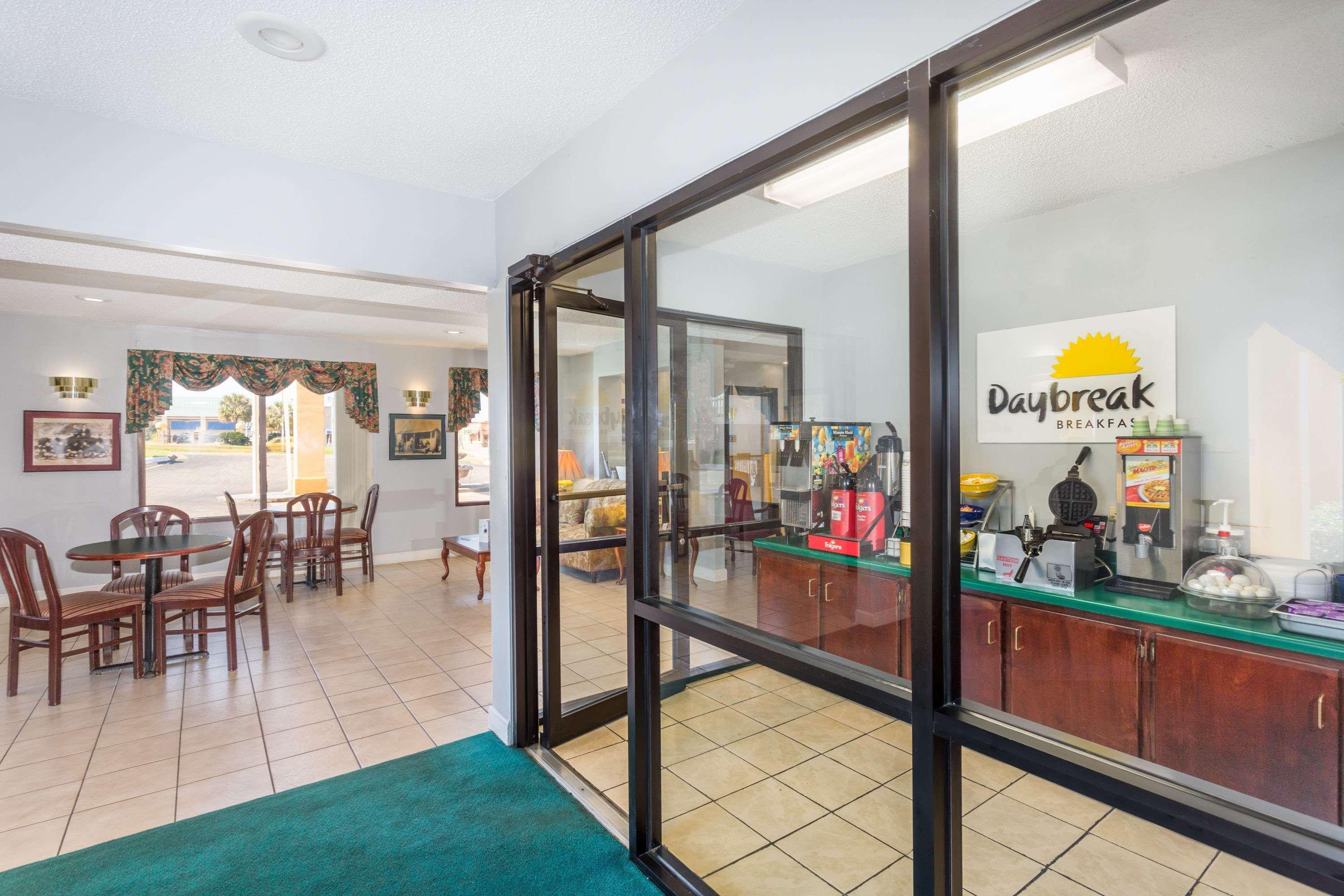 Days Inn By Wyndham Enterprise Eksteriør bilde